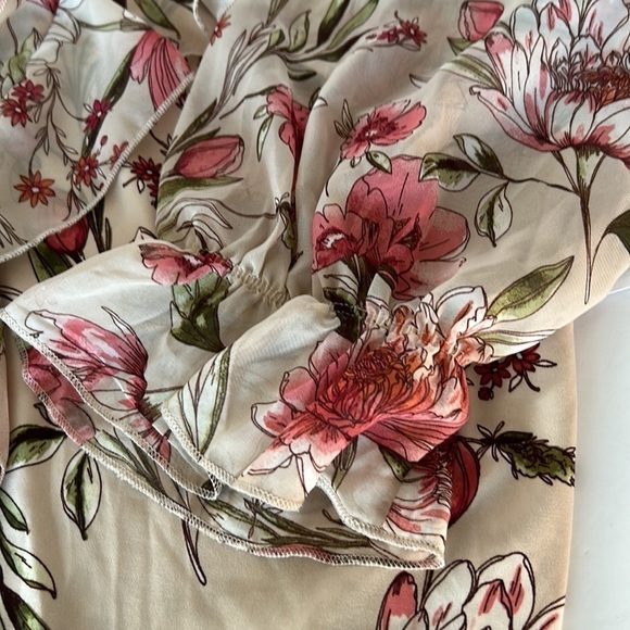 NWOT Perception Concept Beige Floral With Ruffled Front and Neckline - Picture 7 of 8